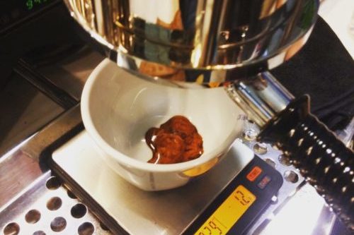 control de calidad del café con báscula